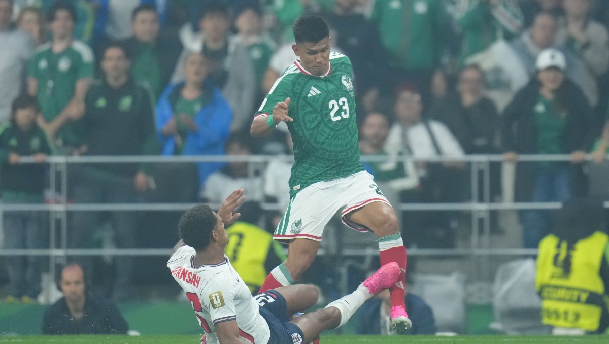 Jarell Quansah comete falta sobre Jesús Gallardo en el México vs Inglaterra (Imago7)