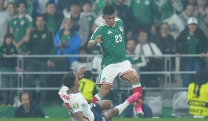 Jarell Quansah comete falta sobre Jesús Gallardo en el México vs Inglaterra.