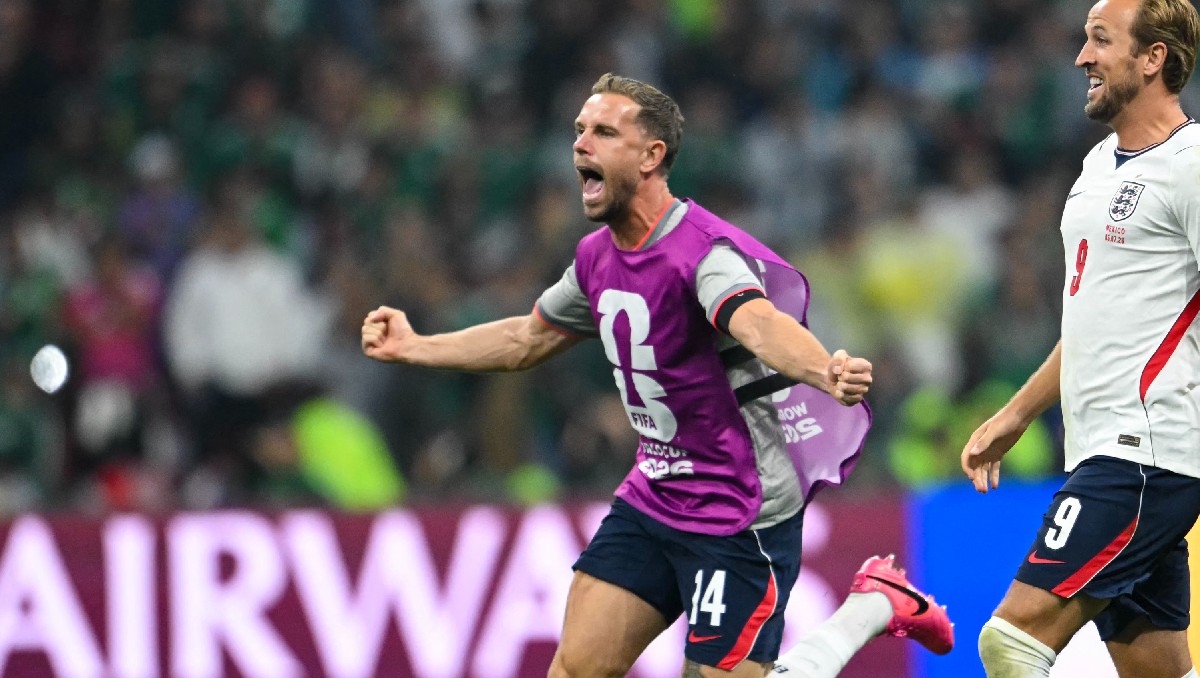 Jordan Henderson se lesiona en los festejos de Inglaterra tras victoria sobre México (Reuters)