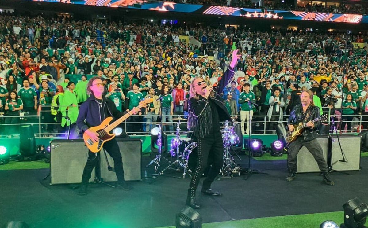 La banda tapatía interpretó el clásico "El Rey".