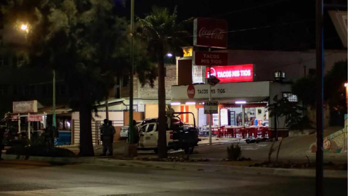 Tres personas murieron en una taquería de Tecate tras la irrupción de un grupo armado. | Foto: Said Betanzos