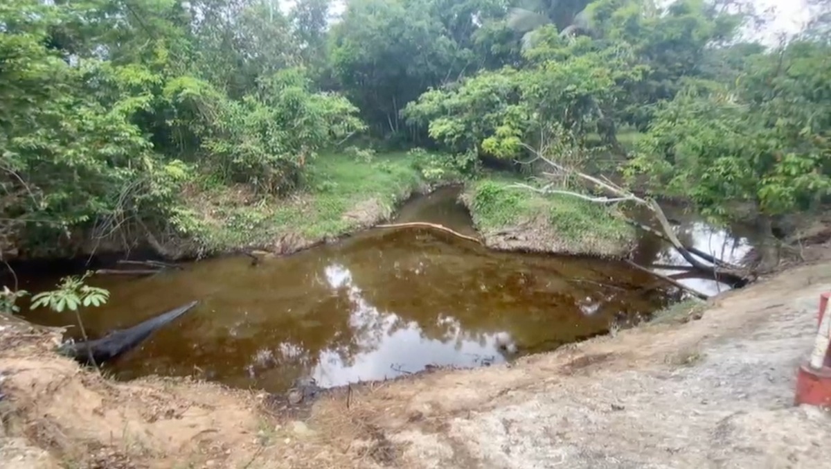 Reportan nuevo derrame de hidrocarburo en arroyos de Agua Dulce, Veracruz. | Foto: Fluvio Cesar Martínez