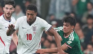 Jude Bellingham consuela a Gilberto Mora e intercambian playeras tras el México vs Inglaterra.