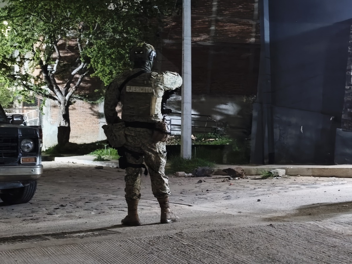 Autoridades llegaron al lugar de la agresión en la colonia Guayabitos. (Vicente Torres)