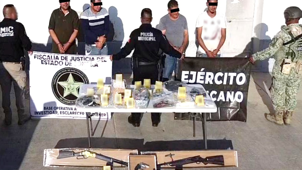 Caen 10 tras cateos en Nogales y Agua Prieta; les aseguran mil 500 tarjetas bancarias y armas| Foto: Especial