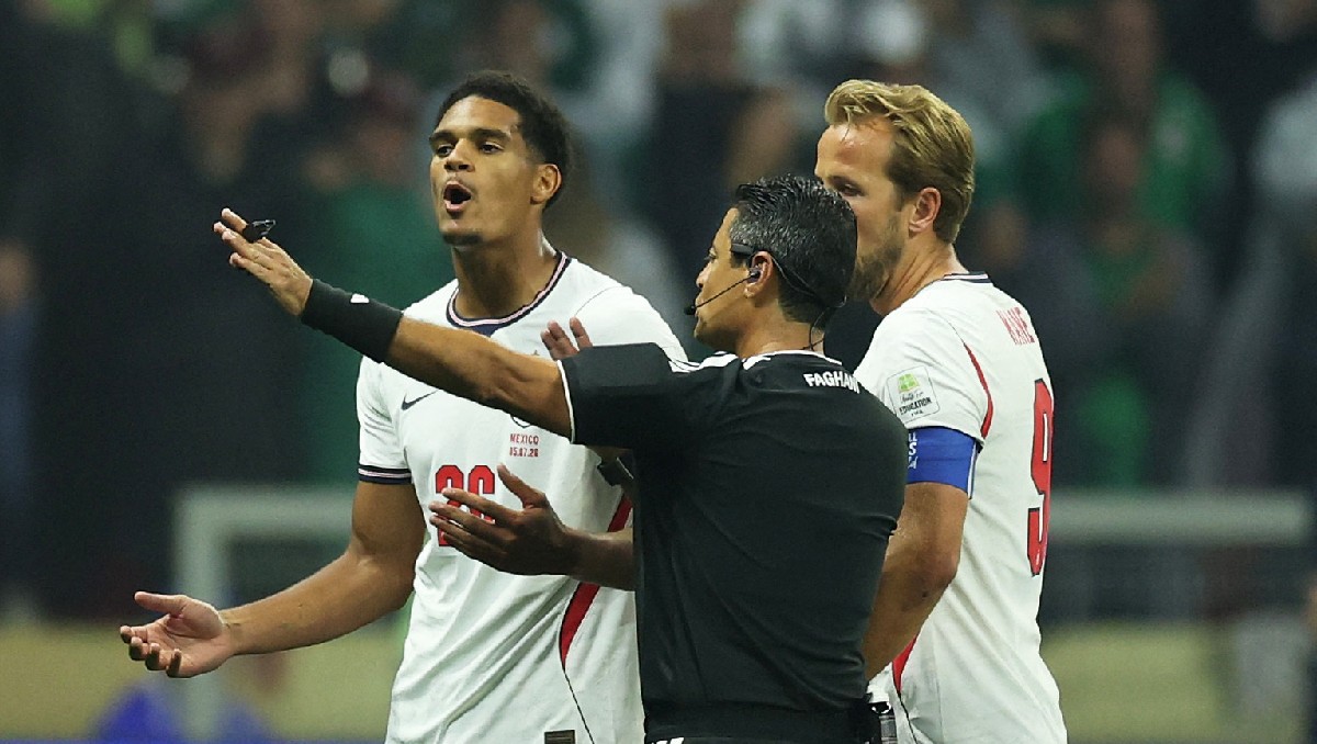 FA apelaría la tarjeta roja de Jarell Quansah en el México vs Inglaterra por caso de Balogun (Reuters)