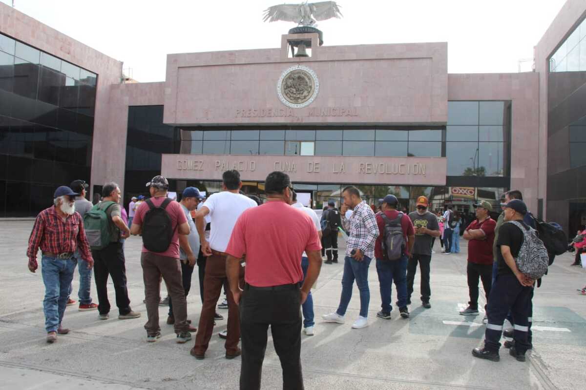 Integrantes del Sindicato Único de Trabajadores al Servicio del Municipio de Gómez Palacio realizaron una manifestación pacífica. (Adriana Magallanes)