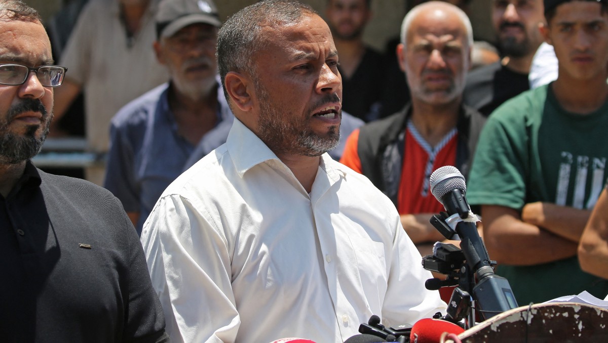 Ismail al-Thawabta, jefe de la oficina de medios del gobierno de Hamás, interviene en una conferencia de prensa. | AFP