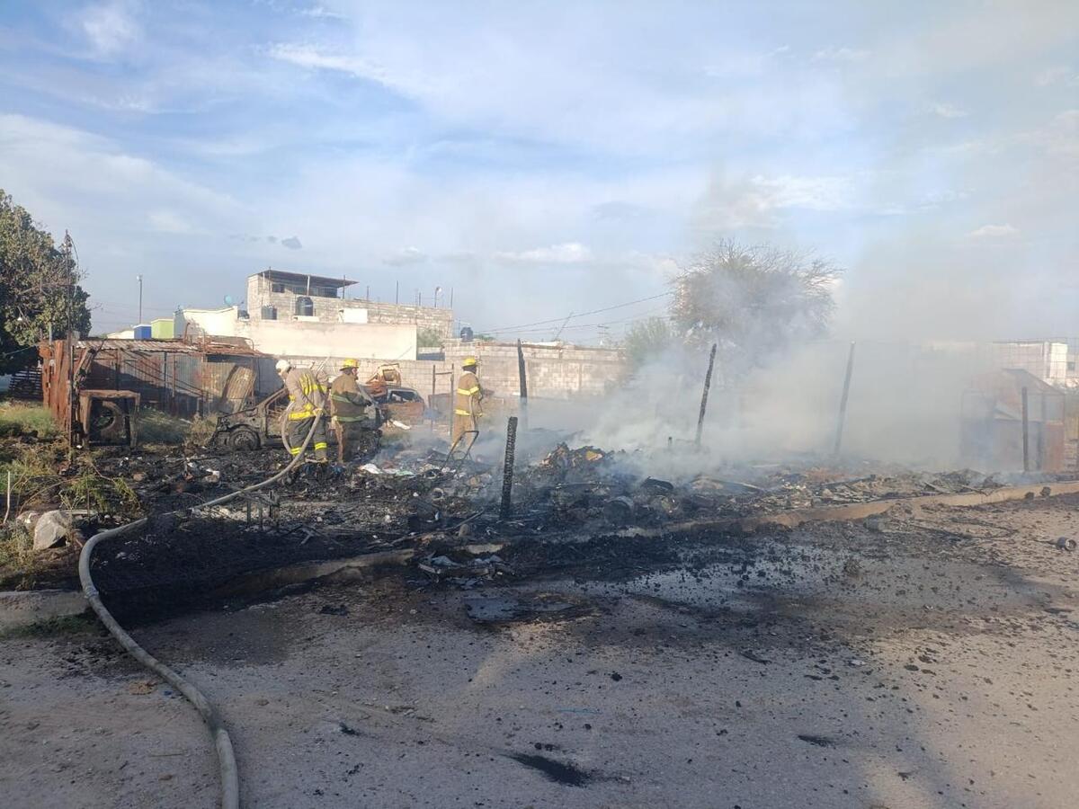Un jacal de cartón y madera quedó reducido a cenizas en el fraccionamiento San Agustín Segunda Etapa.| Especial