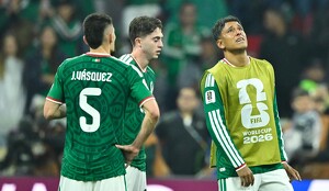 Jugadores de México rompen concentración tras despedirse del Mundial en Octavos de Final.