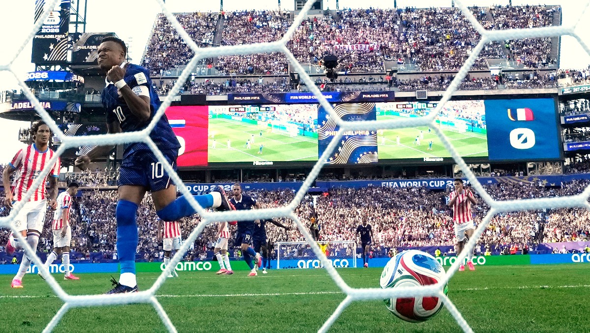 Kylian Mbappé, de la selección de Francia, festeja su tanto de penal ante Paraguay en los octavos de final de la Copa del Mundo. | AP