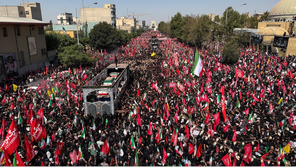 La féretros fueron llevados por las calles iraníes durante 12 horas. | AP