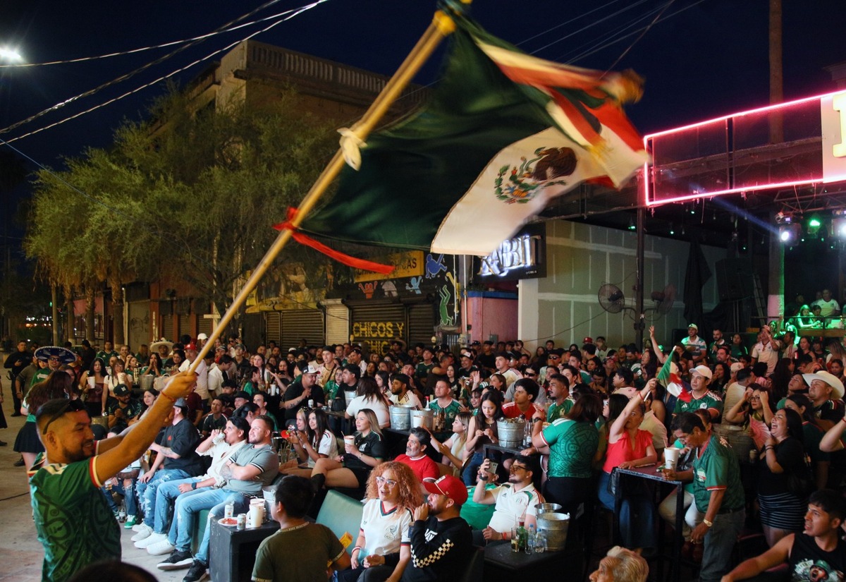 Los lugares donde se reunió la gente para ver el partido tuvieron un ambiente previo lleno de optimismo. (Martín Piña)