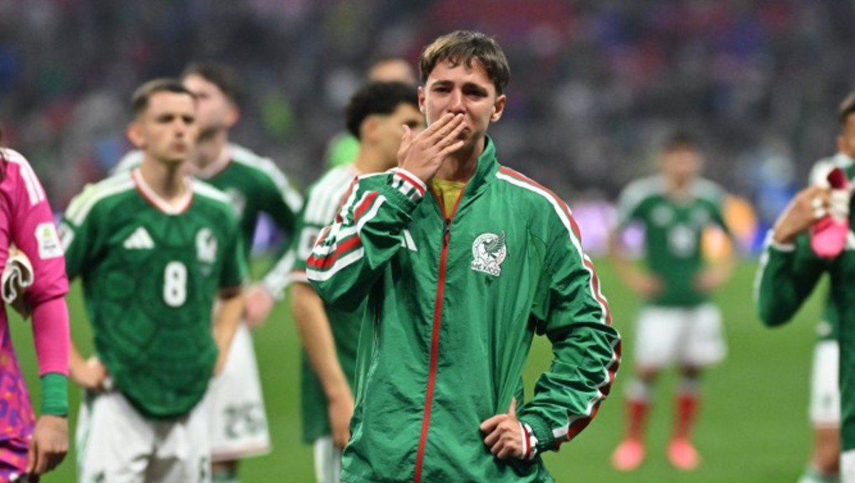 Mateo Chávez fue consolado por su padre, 'Tilón', tras la eliminación de México ante Inglaterra (AFP)