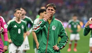 Mateo Chávez fue consolado por su padre, 'Tilón', tras la eliminación de México ante Inglaterra.