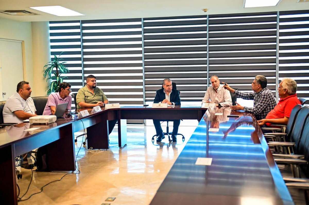 Miguel Ángel Riquelme encabezó una primera reunión con transportistas y autoridades estatales para analizar las condiciones del servicio.| Redes.