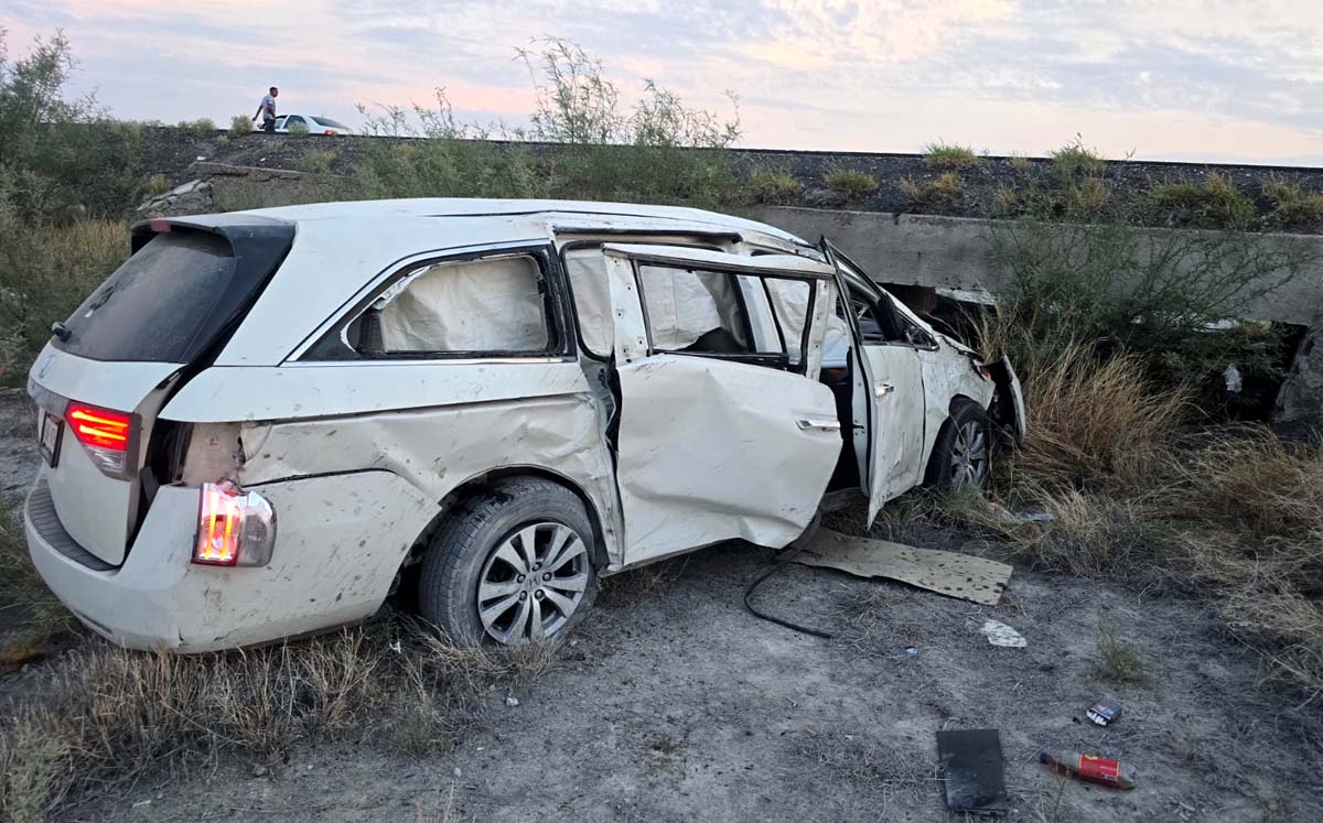 Pasajero de camioneta muere en volcadura. | Foto: Cortesía