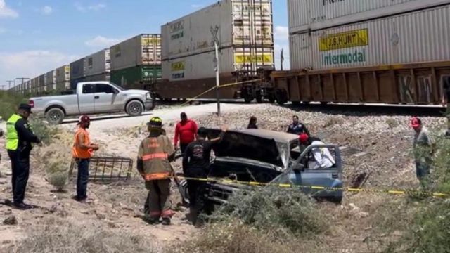 Sobrevive conductor tras choque con tren en Francisco I. Madero.| Especial.