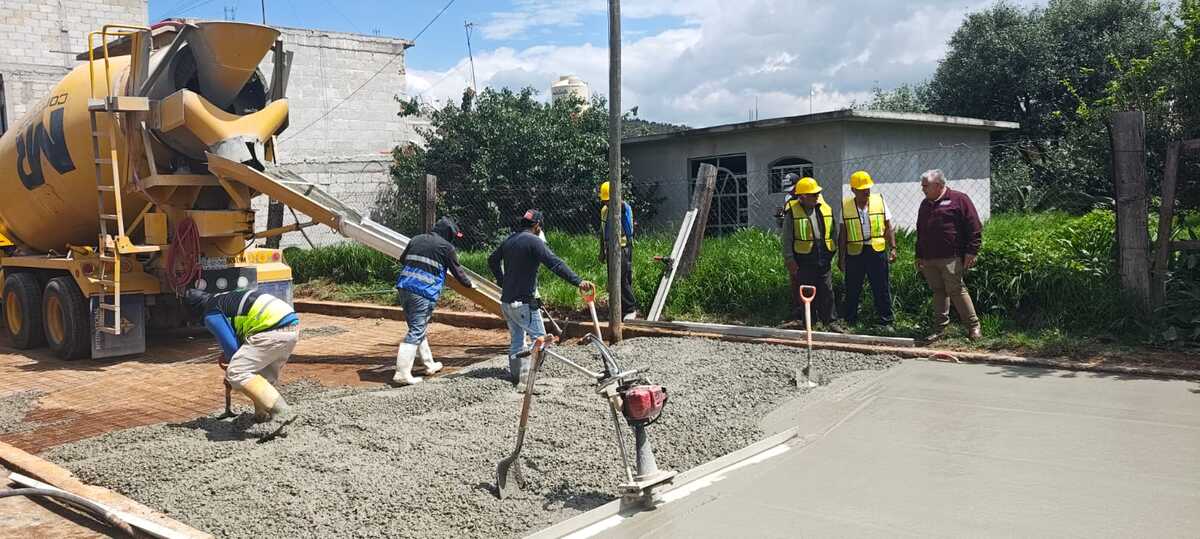 Supervisan avance de pavimentación en Tepeapulco. (Cortesía)