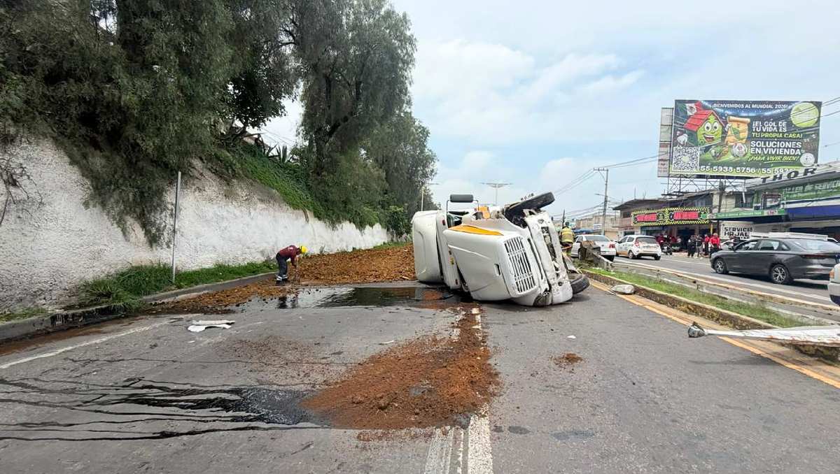 La unidad de carga volcada bloquea los carriles con dirección a Texcoco. | Foto: Lauro Galicia