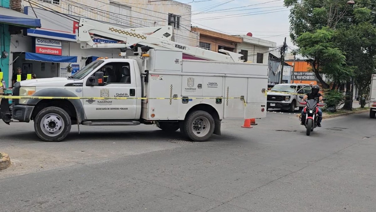 El vehículo tipo pelicano quedó atravesado luego del fatal accidente en Tlaquepaque (Juan Carlos Munguía)