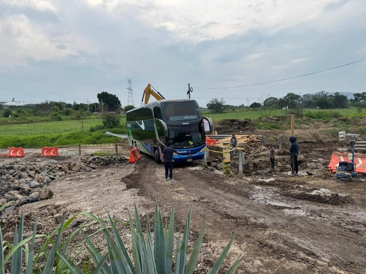 Afectaciones por caída del puente provisional en El Arenal. (Tony Martinez)