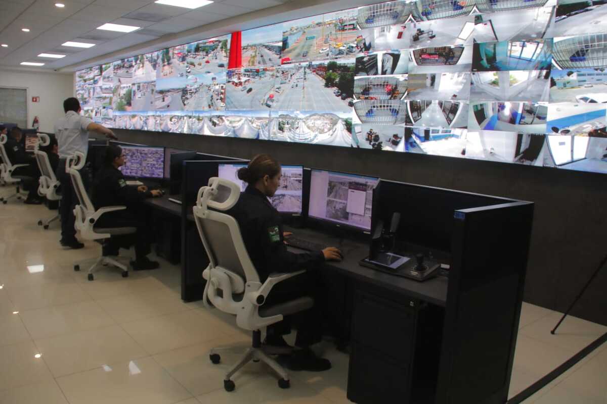 El alcalde Miguel Riquelme supervisó este martes la operación del Centro de Control de la DSPM (C2). (Manuel Guadarrama)