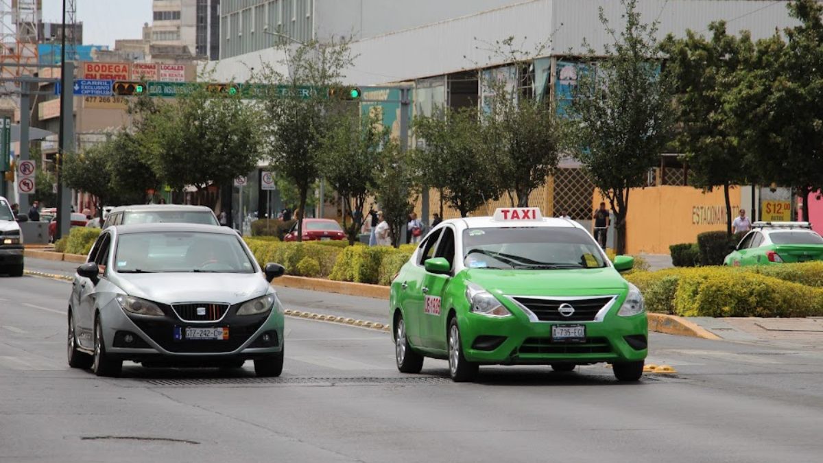 Tras ser apuñalado, el operador del taxi logró avanzar y ponerse a salvo en el cruce del bulevar Adolfo López Mateos. | Archivo Dany Béjar