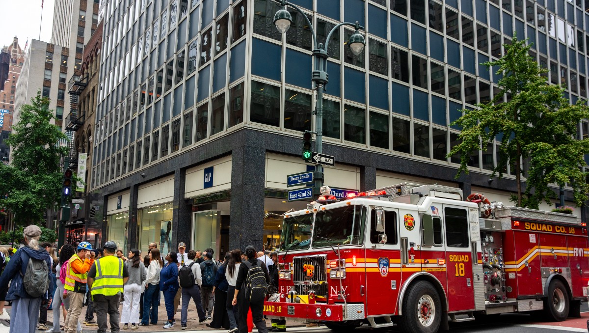 Un camión de bomberos aparcado en la intersección de la 3ª Avenida con la calle 42 Este después de que los edificios de la zona fueron evacuados. | AP