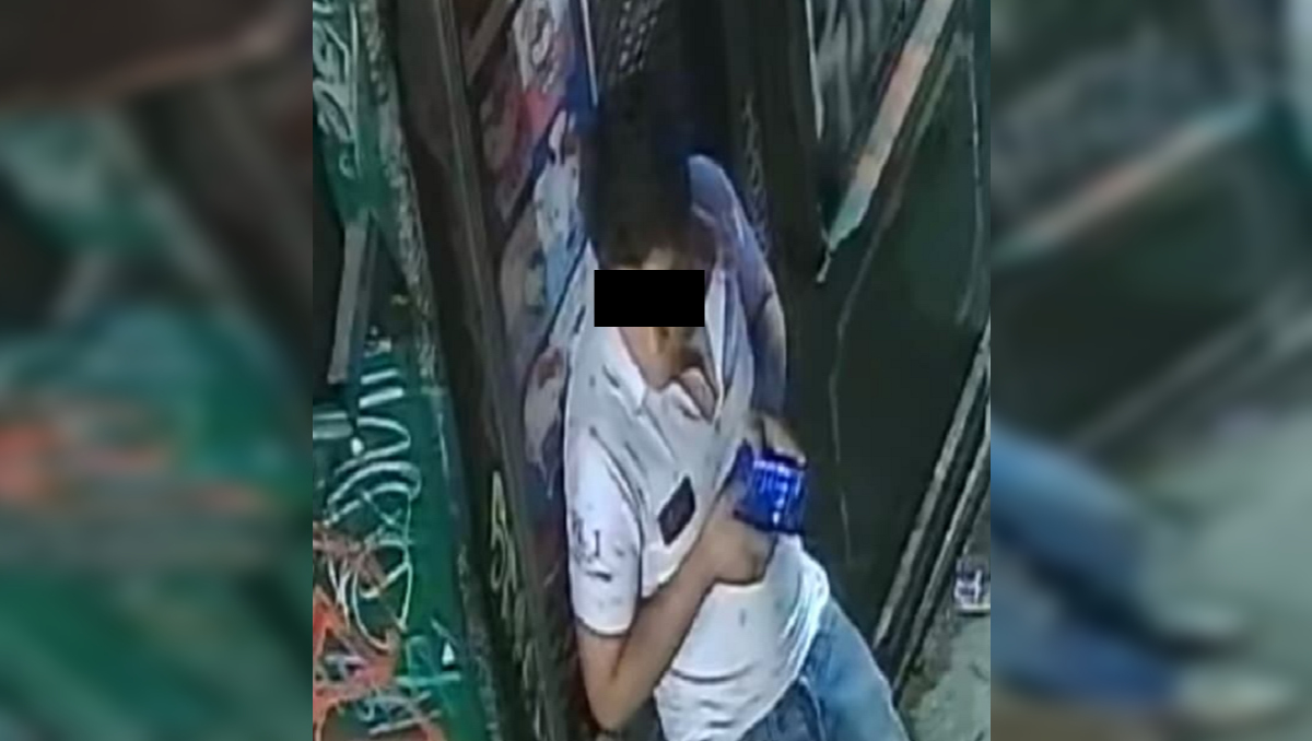 Captan robo de estampas del mundial en  Centro Histórico de Puebla | Especial