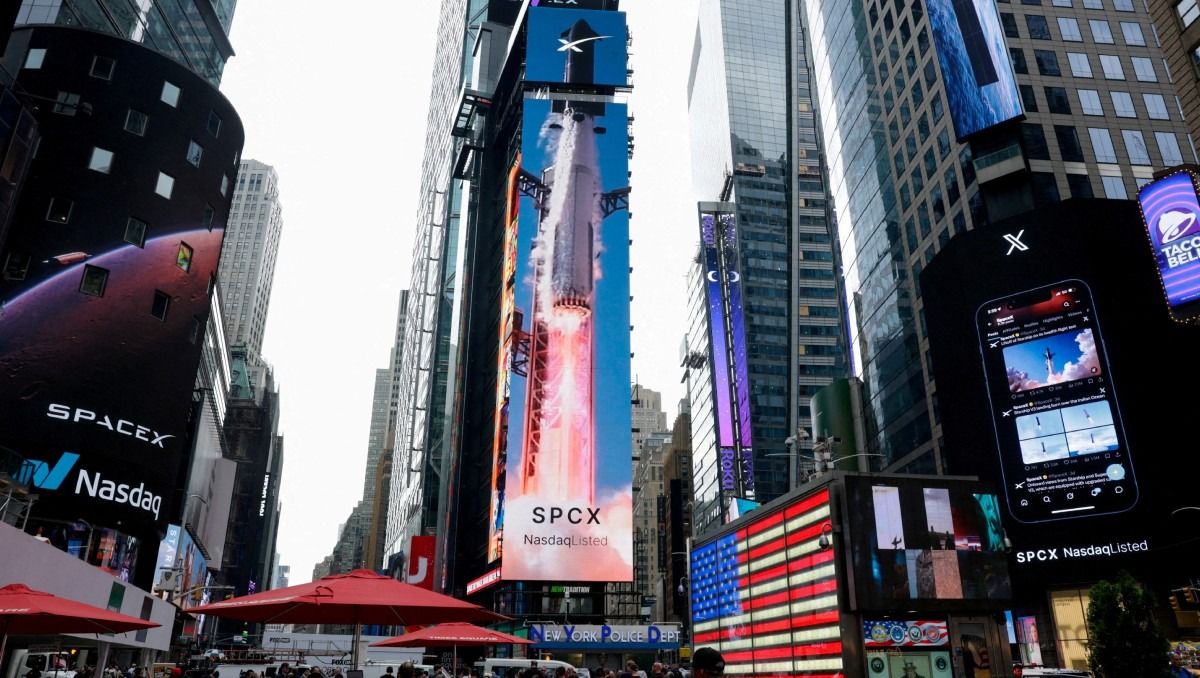 Cartel publicitario de SpaceX se observa el día de la oferta pública inicial (OPI) en el Nasdaq, en Nueva York. | Foto: Reuters
