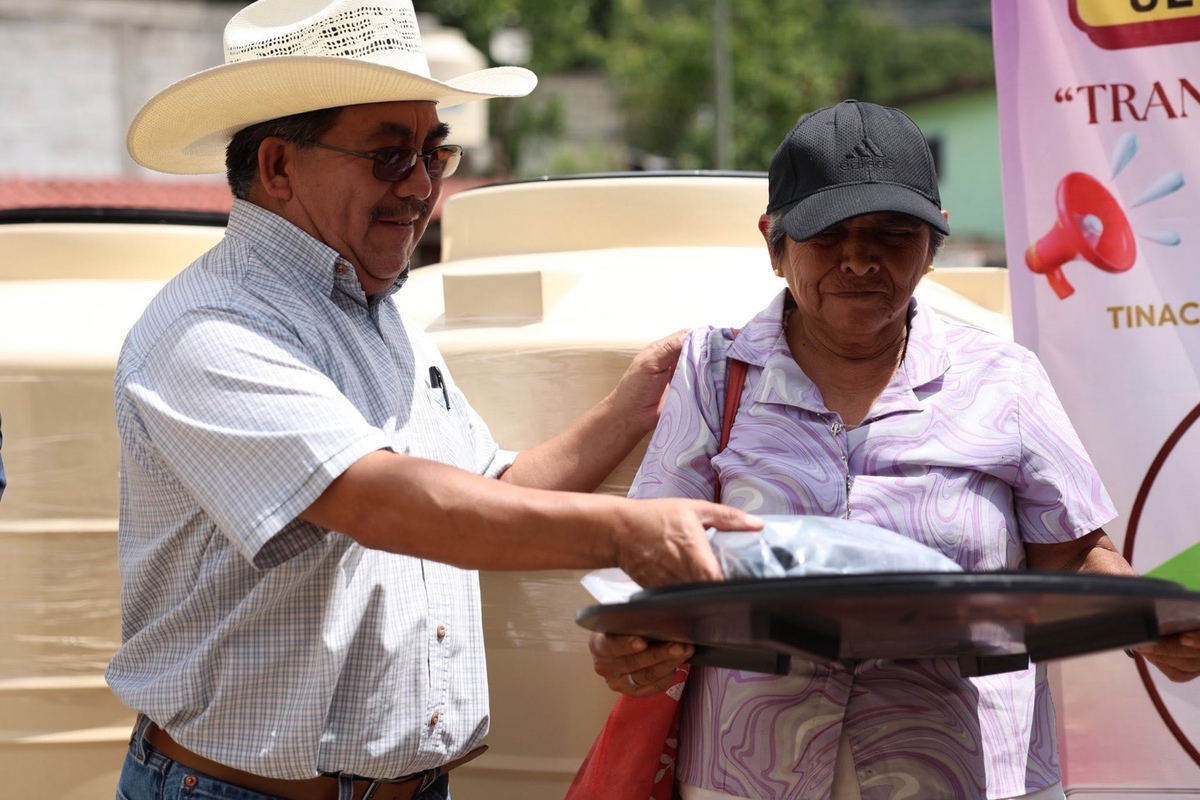 Entregan 225 tinacos a familias de Zimapán. (Cortesía)