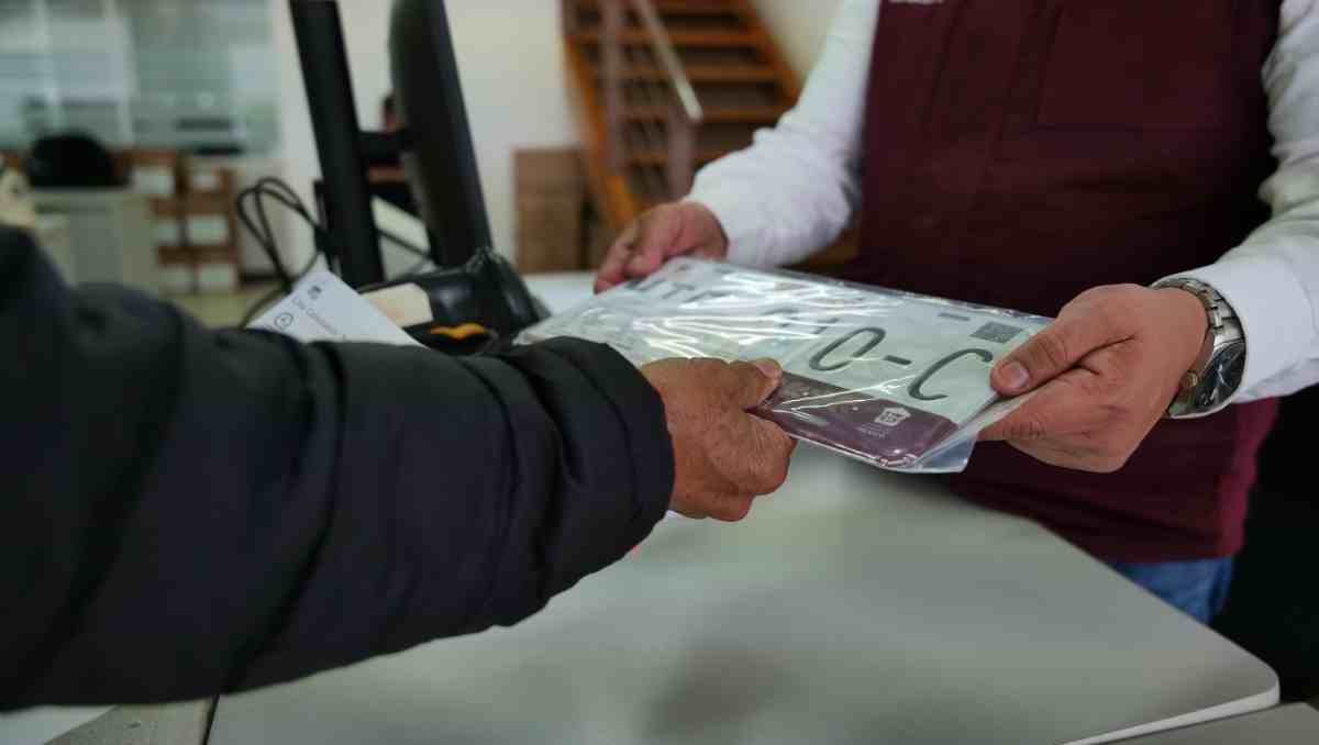 Finanzas Edomex llamó a regularizar placas vencidas; el reemplacamiento 2026 evitará multas y contratiempos. | Foto: Especial