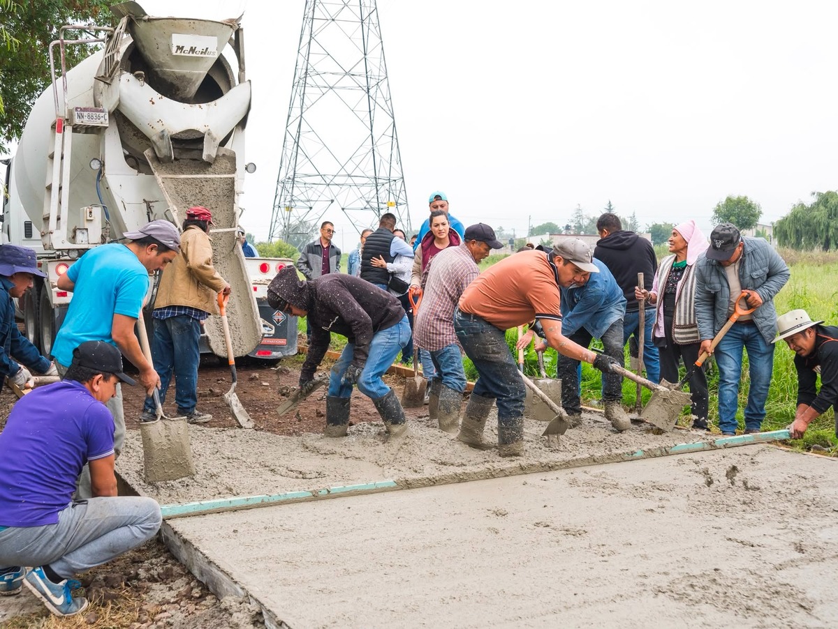 El gobierno de Tepeji del Río entregó material de concreto para iniciar la pavimentación de la calle Las Torres. (Cortesía)