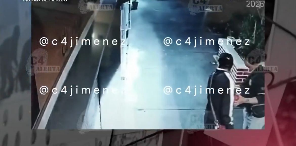 Los hechos quedaron grabados por una cámara de seguridad que captó el momento previo y durante el robo. (Foto: especial)