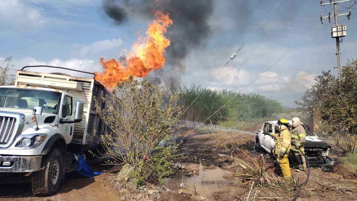El incendio se propagó rápidamente hasta alcanzar dos vehículos. (Cortesía)