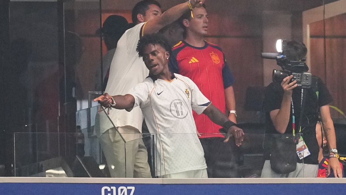 IShowSpeed reacciona desde un palco durante el partido entre Argentina y Cabo Verde. (Agencia AP)