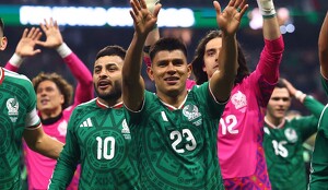 Jesús Gallardo recibe serenata de aficionados en su casa