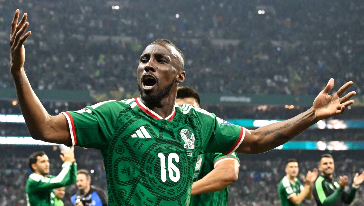Julián Quiñones recibe ovación en un avión tras su actuación en el Mundial 2026 (AFP)