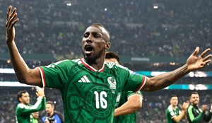 Julián Quiñones, goleador de la Selección Mexicana en el Mundial 2026, recibió la ovación de los pasajeros de un avión luego de la eliminación de México.