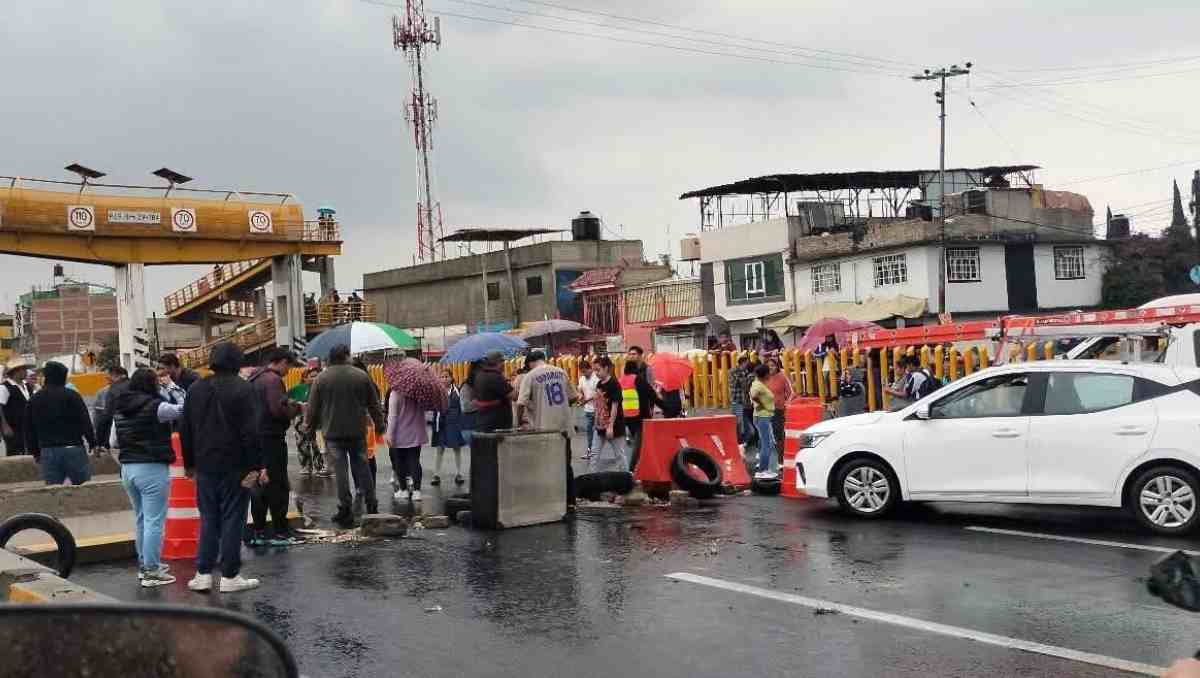 Padres de la Prepa 122 cerraron la México-Puebla para exigir atención a denuncias de presunto acoso escolar. | Foto: Especial