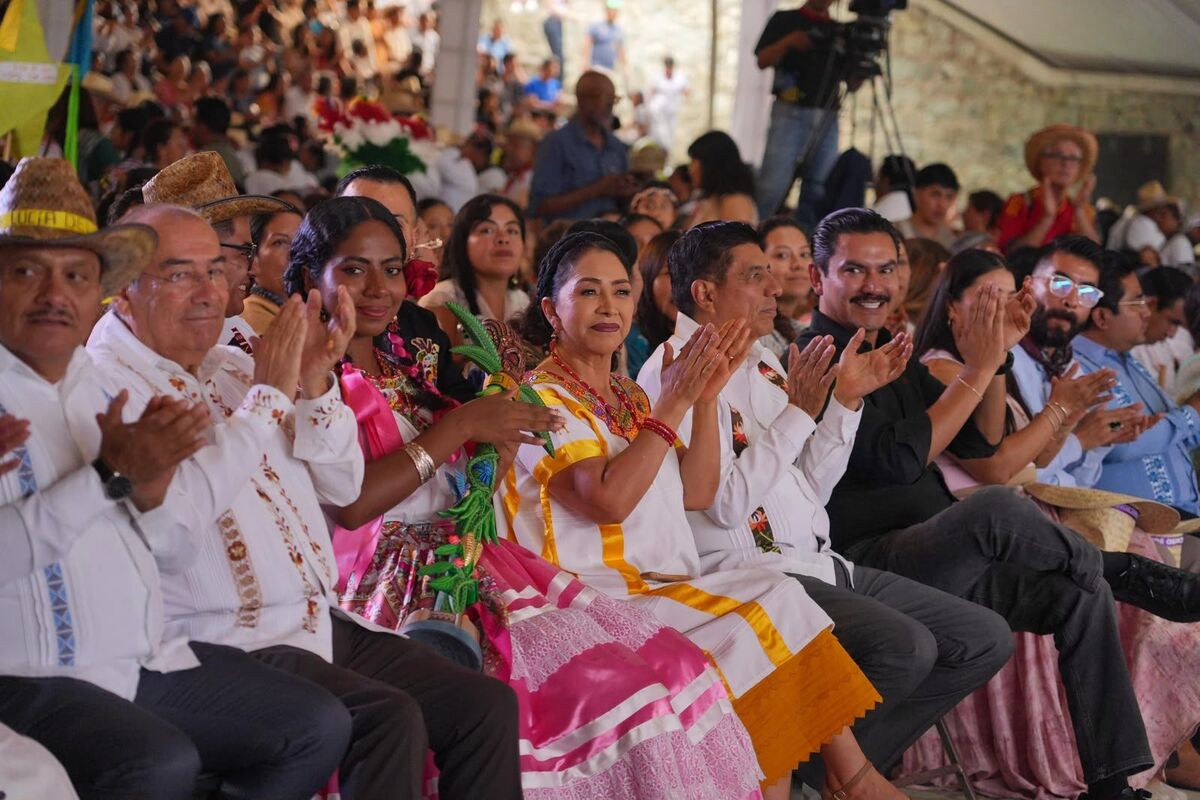 Personas mayores disfrutan de la tercera edición de la Guelaguetza "Toz Nakchho" |Foto: Especial