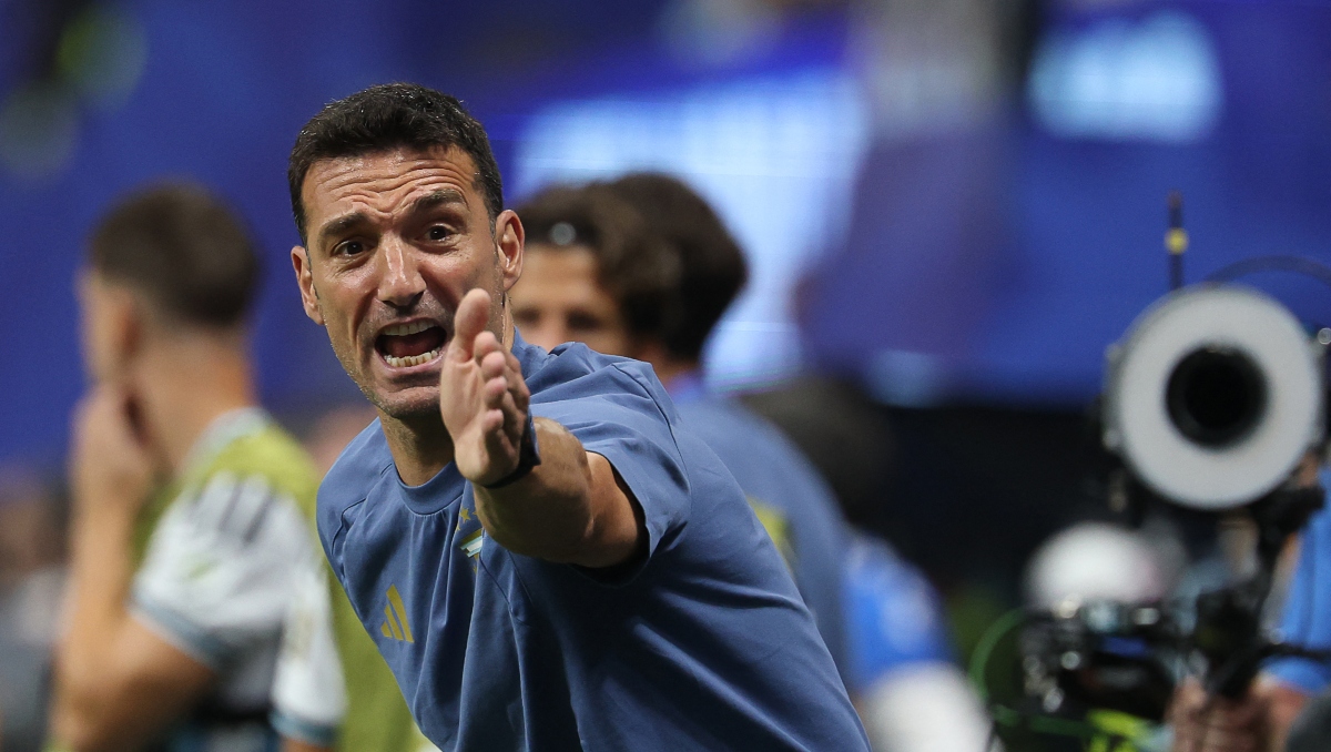 Scaloni no oculta su emoción y llora tras el triunfo sobre Egipto (AFP)