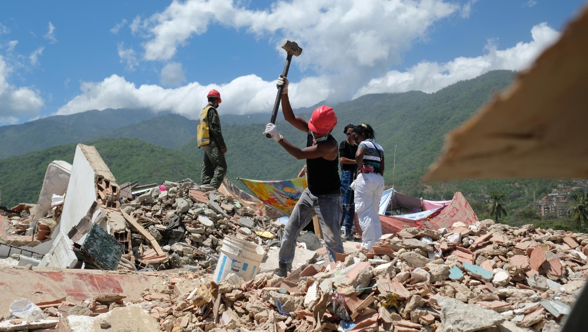 Voluntarios aún trabajan en las labores de remoción de escombros de edificios habitacionales | Foto: EFE
