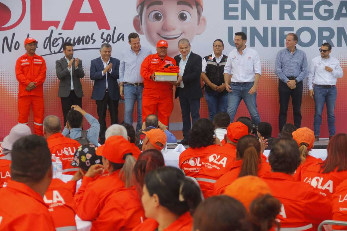 Autoridades municipales hicieron entrega de uniformes y equipo para integrantes del programa La Ola en Torreón. (Manuel Guadarrama)