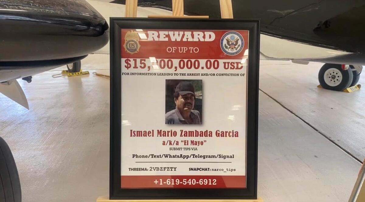 La muestra incluye el cartel oficial del FBI y fotografías tomadas tras la detención del capo.