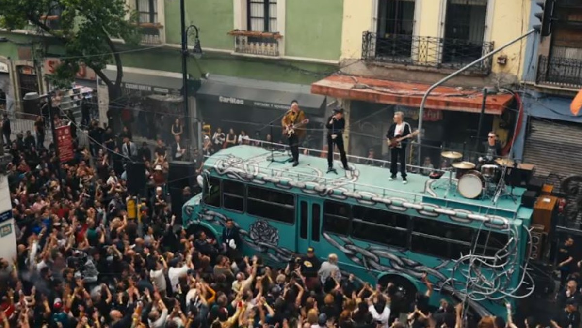 La banda al grabar el video en la Ciudad de México. | Captura