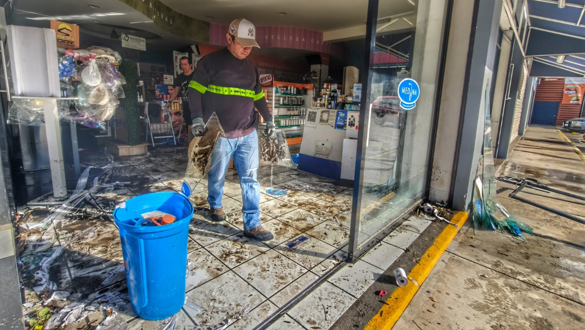 Comerciantes de Camino Real a Cholula limpian negocios tras la lluvia | Melanie Torres
