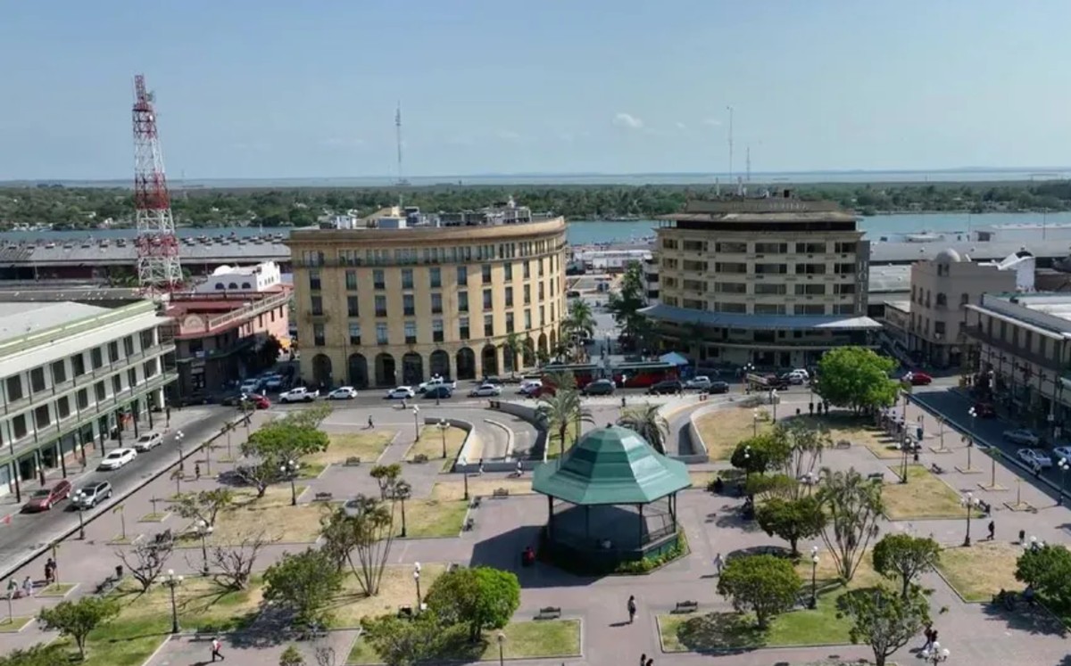 constructores adquieren propiedades, demuelen casas viejas y construyen edificaciones.|