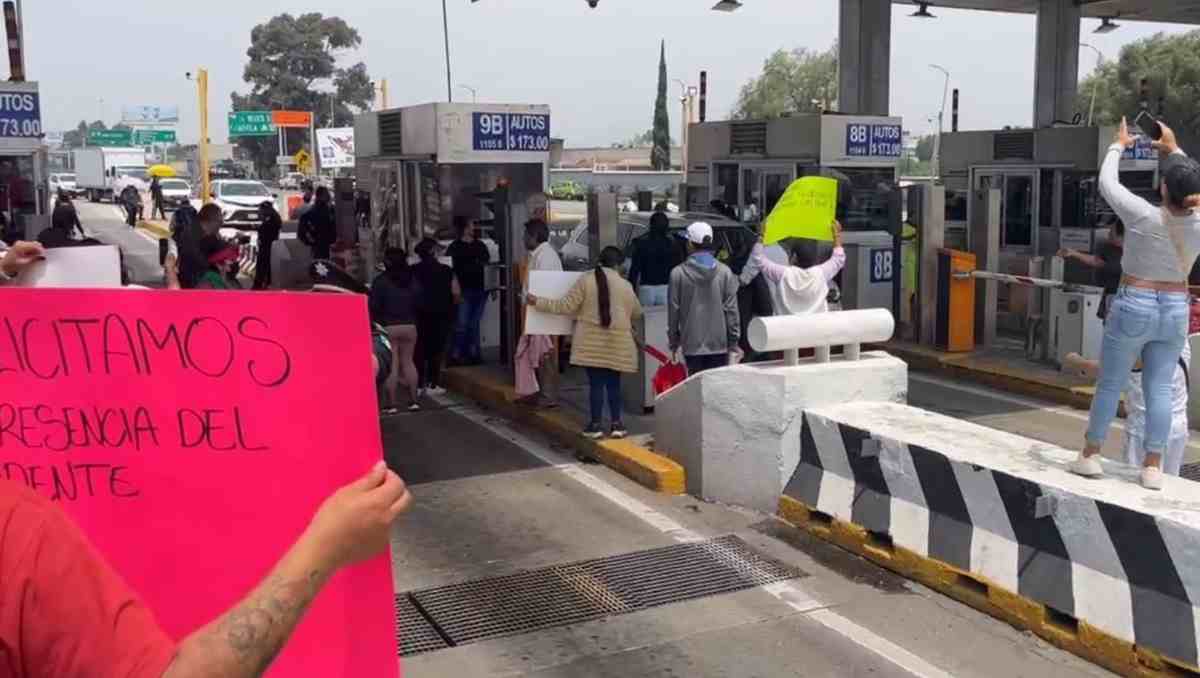 Docentes y padres bloquearon la caseta San Marcos Huixtoco para pedir la liberación de dos profesores detenidos. | Foto: Zuleyma García